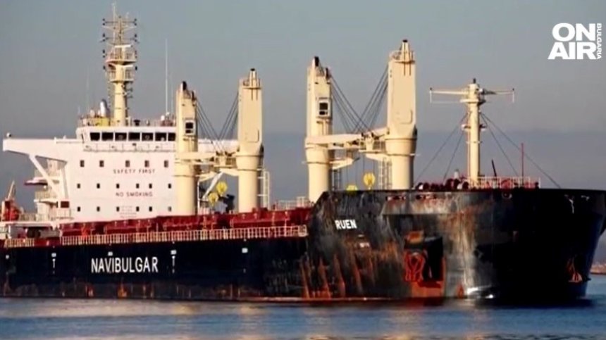 Евакуираха моряк от кораба "Руен", настаняват го спешно в болница