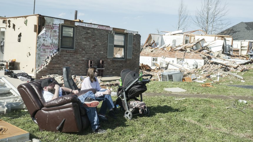 Расте броят на жертвите на бурята "Исаяс" в САЩ