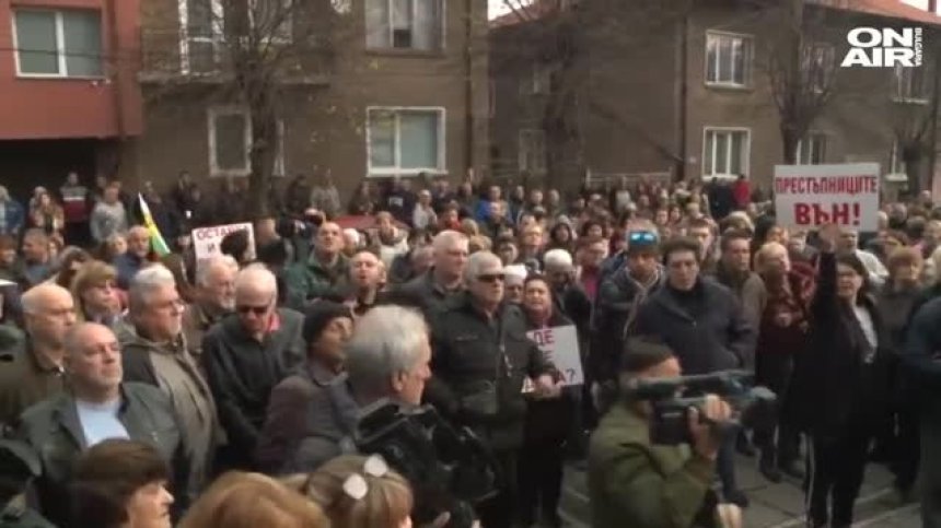 Високо напрежение в Перник: Щурмуваха сградата на ВиК в града (обновена)