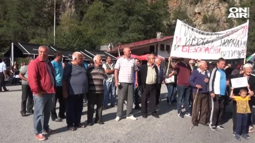 Заради лош път: Жители на Баните блокираха достъпа до Кръстова гора