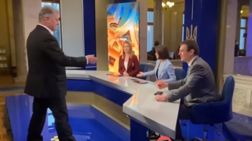 Бившият украински президент Петро Порошенко нахлу в тв студио, беснее (ВИДЕО)