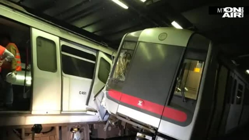 Блокираха метрото в Хонконг, два влака се удариха и дерайлираха