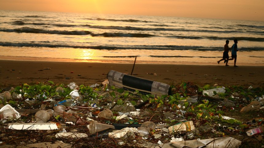 На морското дъно има 14 млн. метрични тона микропластмаси