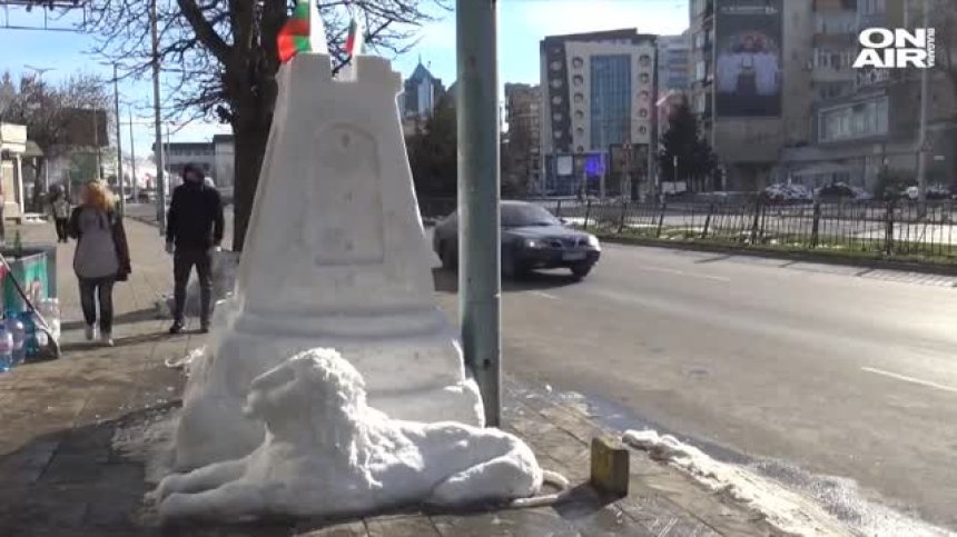 3 март в аванс: Пловдивчанин направи скулптура на паметника на Шипка от 1 т сняг