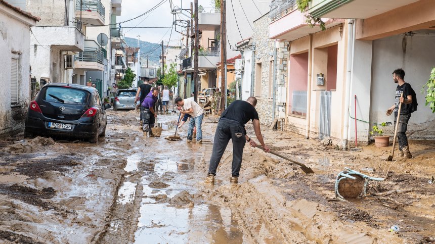 Бедствието в Гърция отложи откриването на българската палата с Денков и Мицотакис