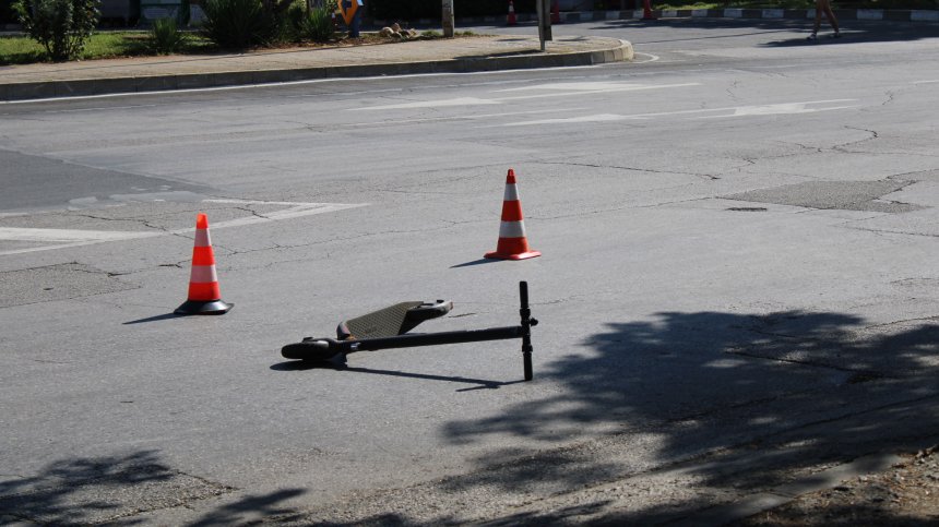 Поредно дете е с опасност за живота след падане от електрическа тротинетка