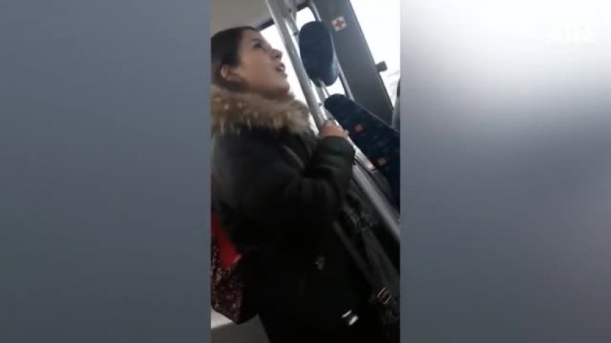 Момиче впечатли с народна песен пътниците на автобус в Пловдив