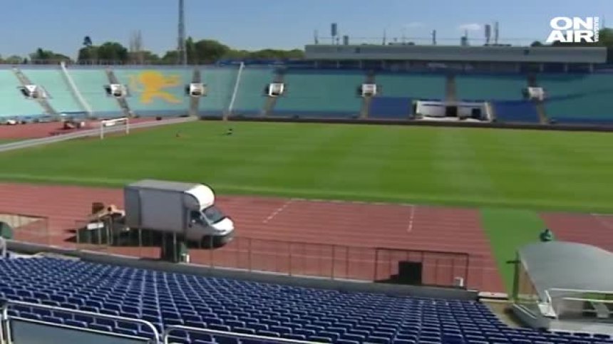 До дни разрешават груповите тренировки, сменят тревата на "Васил Левски"