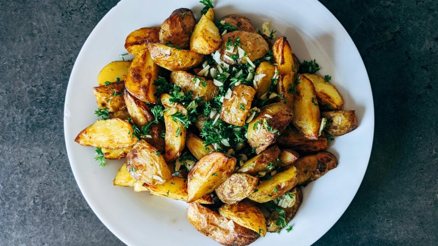 Ароматни картофи на фурна с лют червен пипер и чесън (РЕЦЕПТА)