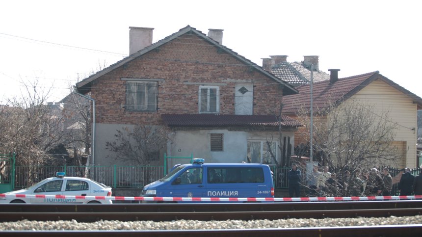 Четворно убийство в Нови Искър, 25-годишен уби близките си