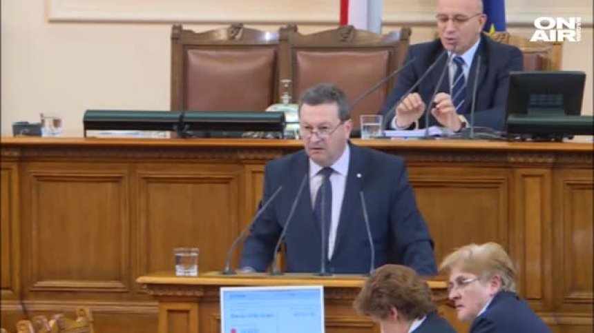 Ерменков се извини за паниката с водата в София, остава депутат
