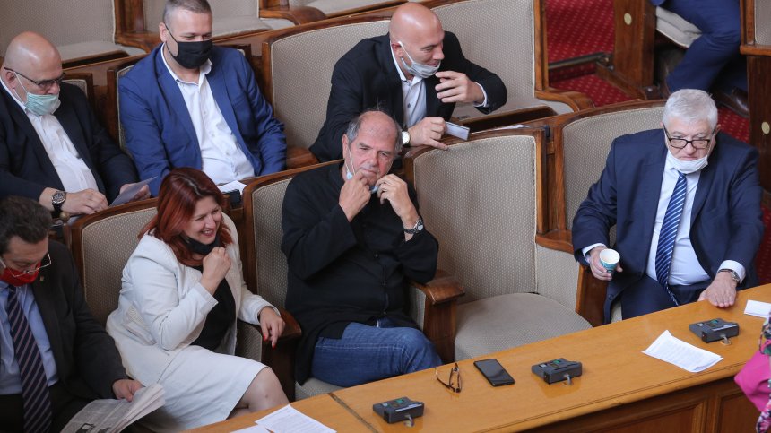 Депутатите отново с маски в пленарната зала