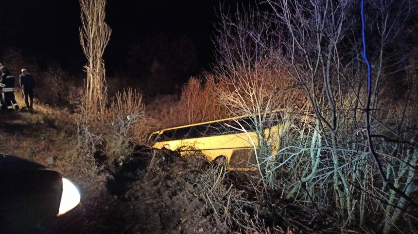 Автобус с 40 пътници падна в дере - един човек е загинал, 10 са ранени