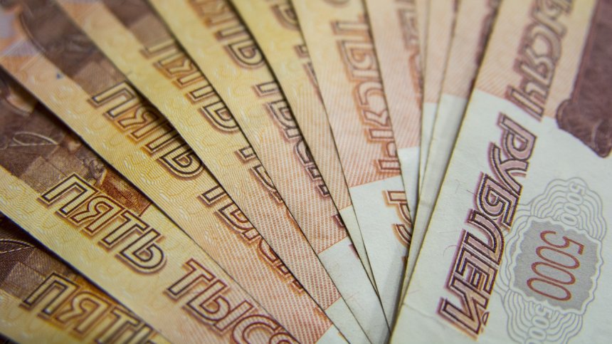 Рублата продължава да отслабва спрямо долара, приходите на Русия във валута намаляха