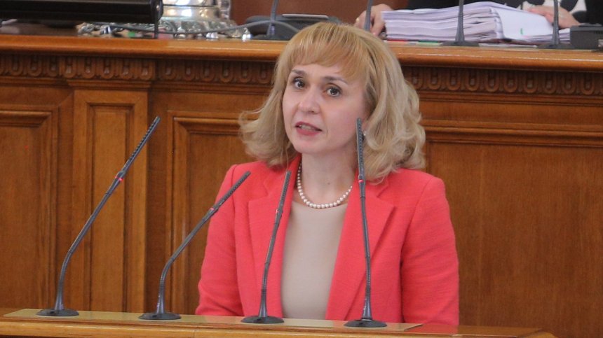 Ковачева сезира енергийната комисия заради скъпия ток