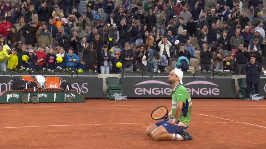 Григор Димитров на колене след победата: Трудно е да играеш срещу добър приятел (+ВИДЕО)