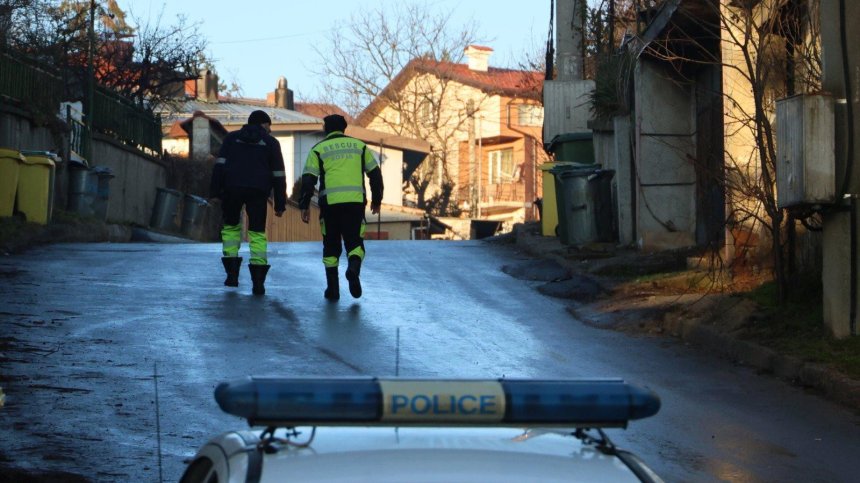 С помощта на куче търсят изчезналия мъж след взрива в Банкя