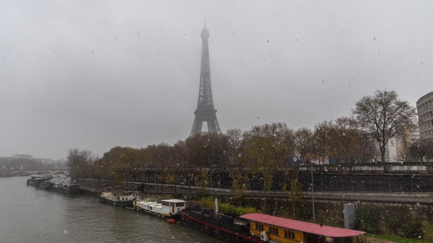 Наложи се евакуация на Айфеловата кула