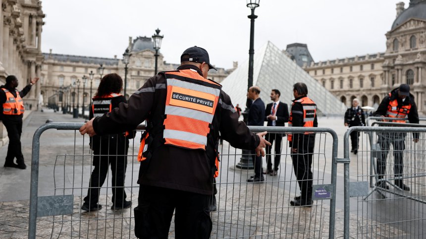 Задържаха двама мъже за кражбата на ценности в Лувъра