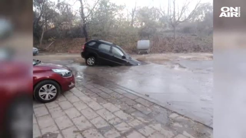 Кола пропадна в огромна яма в Пловдив (+ВИДЕО)
