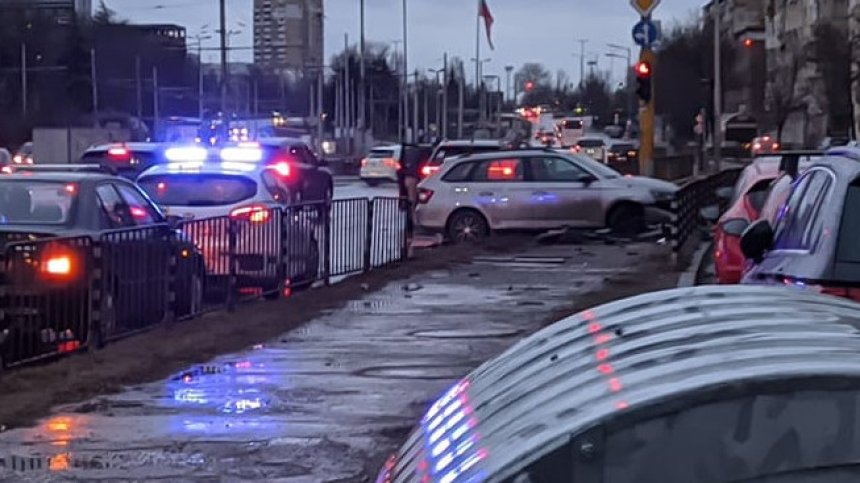 Кола излезе от пътя и помете метални ограждания на столичен булевард