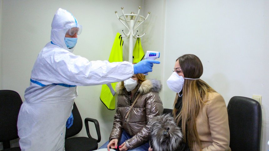 Пикът на грипа чука на вратата: Пълни лекарски кабинети и аптеки