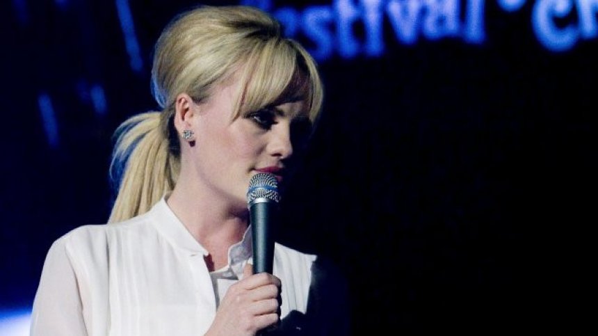 Дъфи се завърна на сцената с песен за предстоящите хубави дни (+Видео)