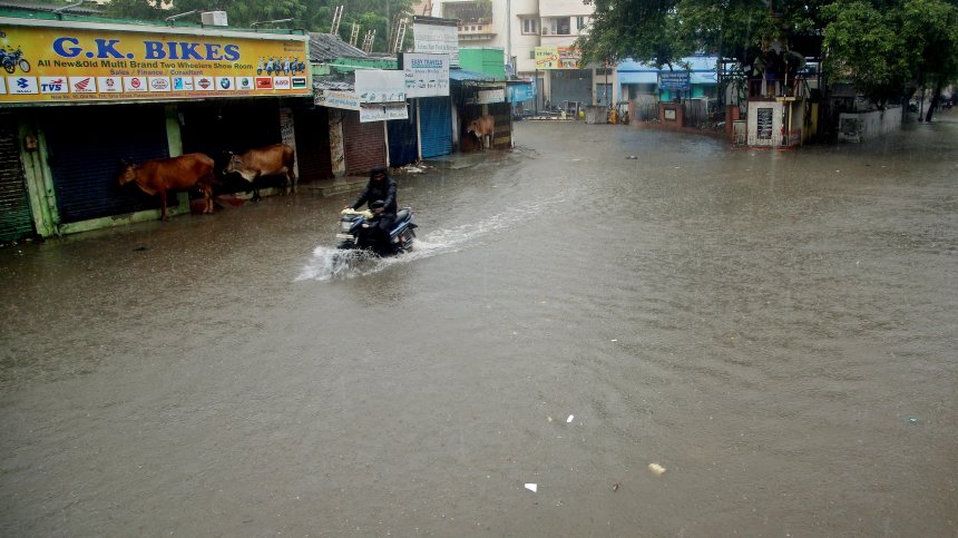 Мощен циклон връхлетя Южна Индия, има загинали