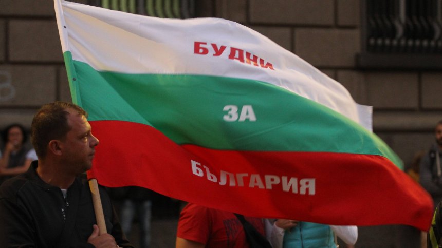 45 дни протести в столицата: Запалиха свещи пред Министерския съвет