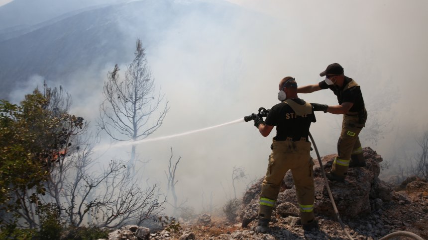 Огненото бедствие в Гърция не стихва, нов пожар избухна край Мармари