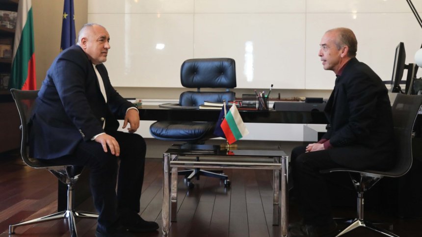 Борисов: Ваксинирайте Мангъров публично! Той: Няма нужда, имам антитела