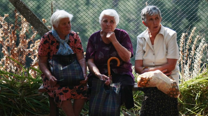 Пенсионери алармират: Добавката от 50 лв. може да пречи на помощите за отопление