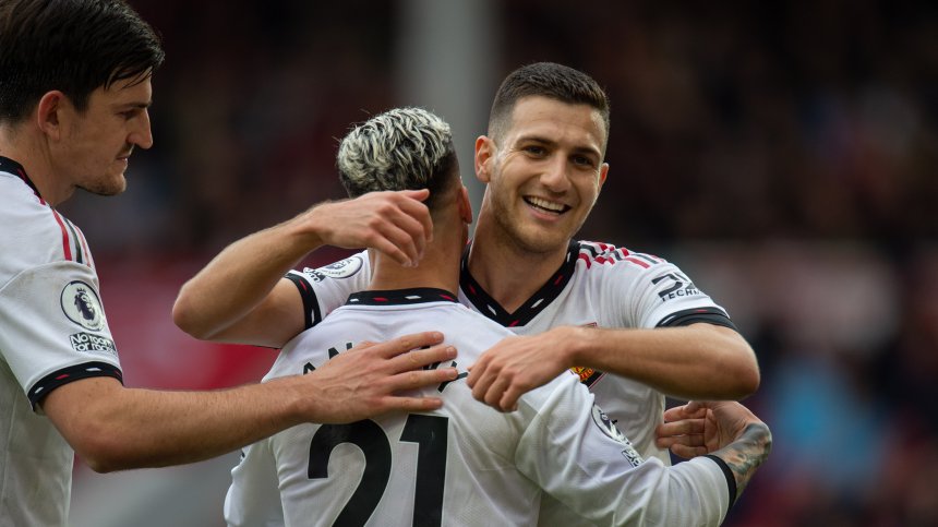 "Манчестър Юнайтед" мина през "Форест" и си върна третото място