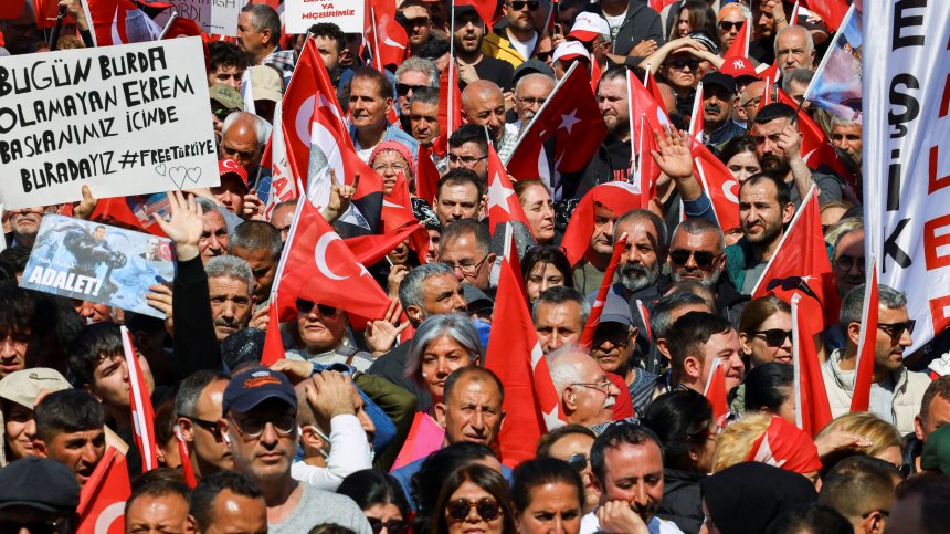Над 2 млн. души изпълниха улиците на Истанбул в подкрепа на Екрем Имамоглу