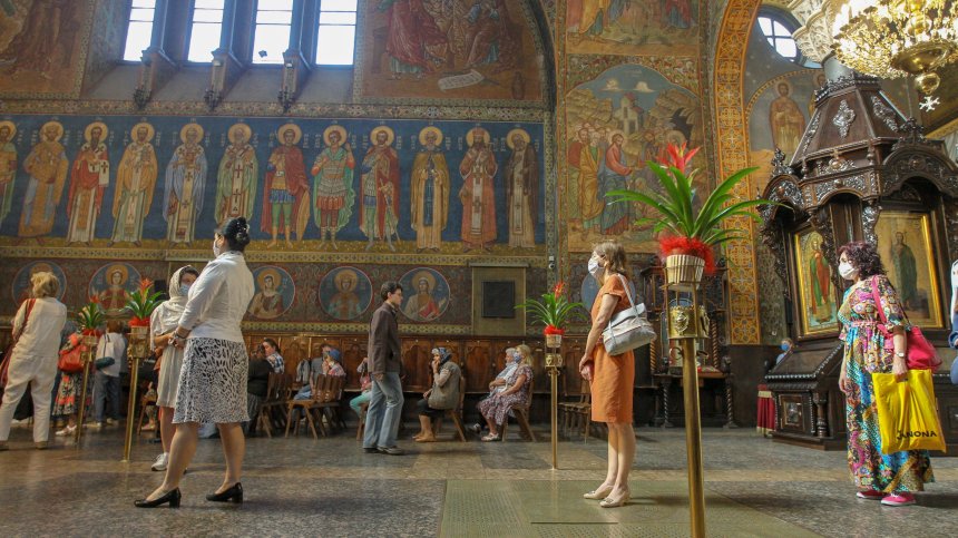 Вярващи запалиха свещи в "Св. Неделя" на Петровден