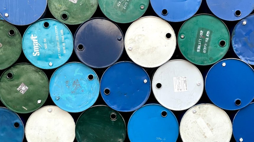 Защо петролът продължава да поевтинява?