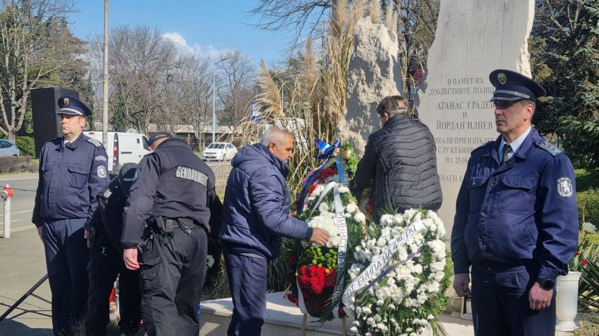 Поклон пред смелостта: Венци в памет на загиналите полицаи в цялата страна (СНИМКИ)