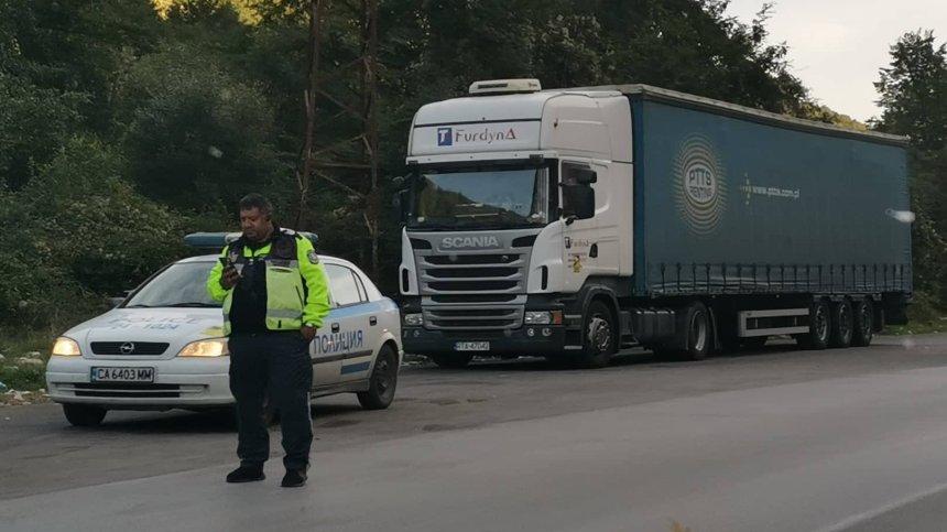 Камион пламна на АМ "Хемус", отбиват движението
