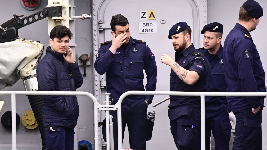 Подпийнали военни забравиха секретни документи за британска подводница в тоалетна на пъб
