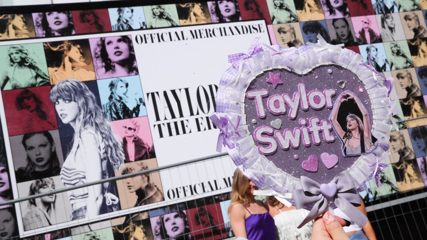 Треската за Тейлър Суифт обхвана Париж, фенове спят на палатки преди концерта