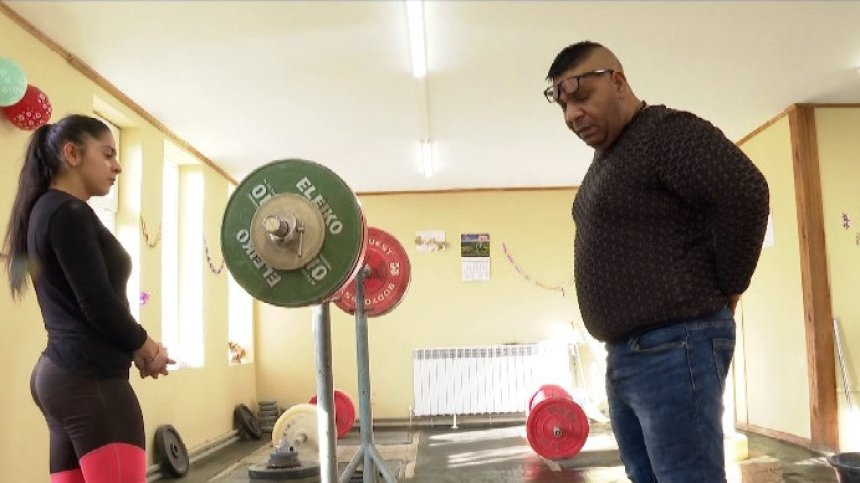 Без дом: Треньор по вдигане на тежести и децата му спят на пода в спортна зала