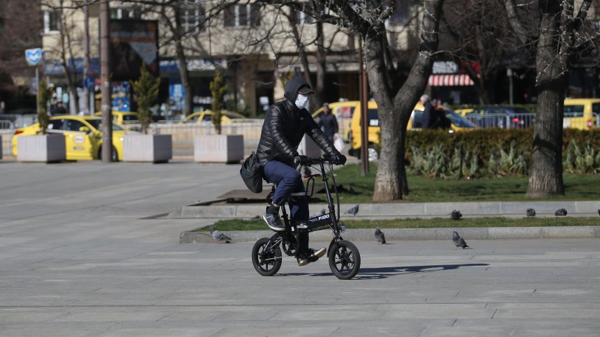 Мангъров за маските навън: Все едно да носим чадър, без да вали