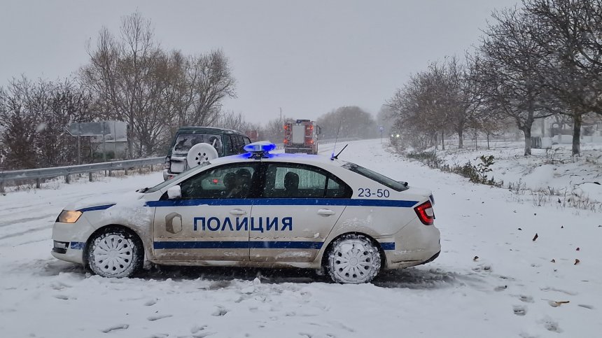 Актуалната обстановка: Снегонавявания образуват преспи, автобуси чакат техника да пробие