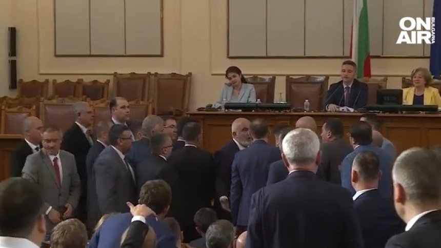 Напрежение в парламента: Депутати от ГЕРБ и БСП стигнаха почти до бой