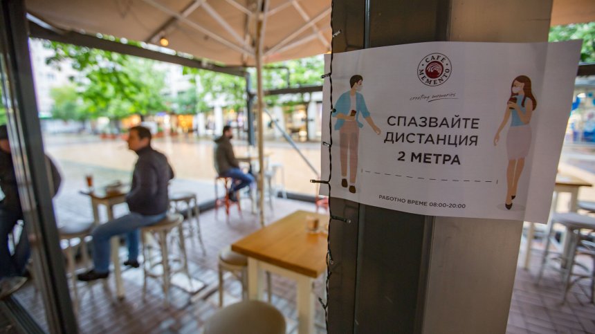 Отварят заведенията с градини и тераси, персоналът с маски и на открито