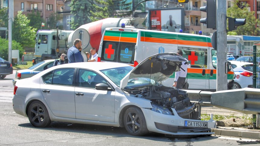 Катастрофа между кола и линейка блокира ключов булевард в столицата