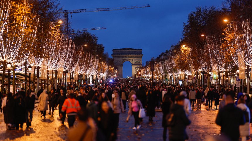 Светът е в очакване на Коледа (СНИМКИ)