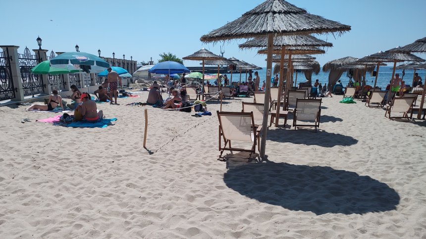 По морето: Платени чадъри заграбват плажа, свободни зони до водата няма