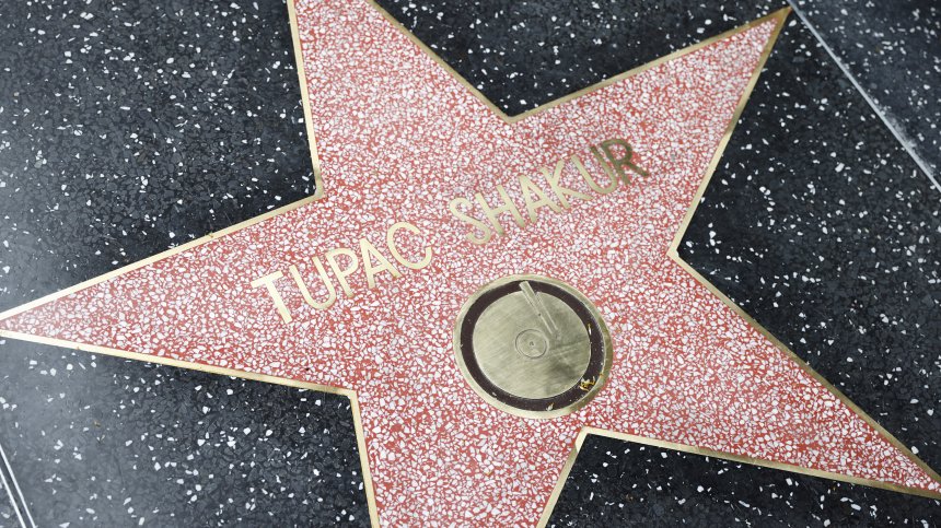 Тупак получи посмъртно звезда на Алеята на славата в Холивуд