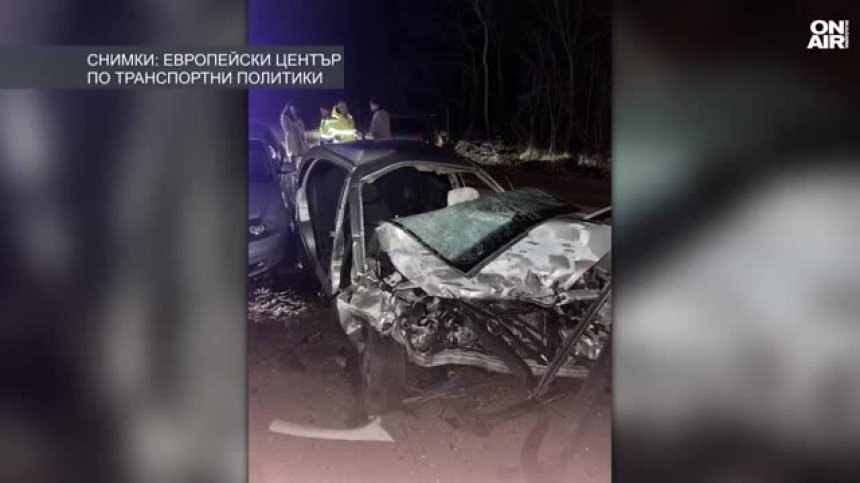 18-годишен е загиналият в катастрофата край Търново, пожарникари рязаха ламарини